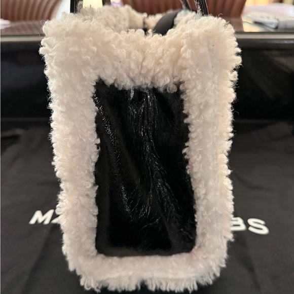 Marc Jacobs The Tote Bag Crinkle Leather with Sherpa - Picture 7 of 9